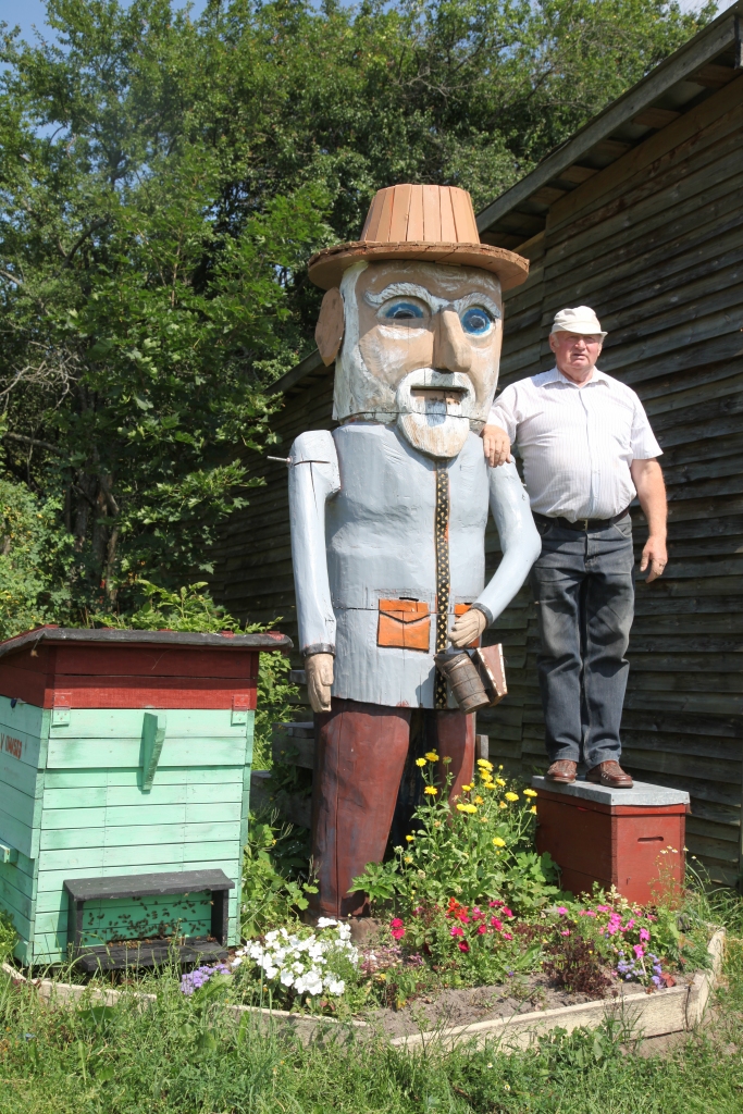 Pēc sasveicināšanās ar Bišu dievu bišu dziednīcas “Niedras” saimnieks Armunds Galviņš aicina ekskursijā, lai pastāstītu daudz interesantu faktu par biškopības produkcijas tapšanas procesu un pašu bišu dzīvi.		
Autors: no “Dzirksteles” arhīva