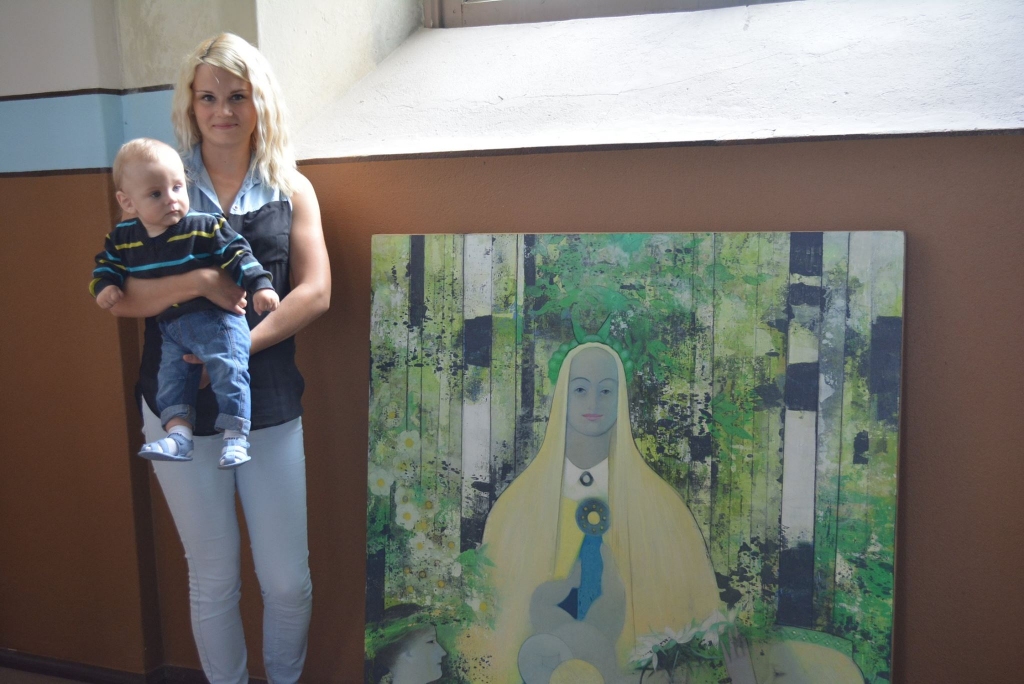 Evija Vēverbrante ar dēliņu Ernestu iedvesmoja mākslinieku Pēteri Postažu radīt jaunu gleznu.		
Autors: no personiskā arhīva