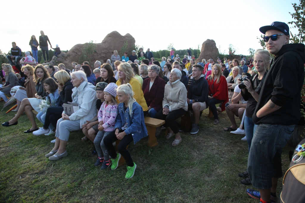 Kuplā skaitā jaungulbenieši bija ieradušies uz koncertu, kurā uzstājās vietējie. Ja vēl pusstundu pirms koncerta sākuma cilvēku gandrīz nebija, tad pirms paša koncerta dažāda vecuma ļaudis straumēm plūda uz pasākumu. Visiem pat nebija vietu, kur sēdēt! Pēc tam ikvienam bija iespēja izdancoties ballē.		
Autors: Gatis Bogdanovs