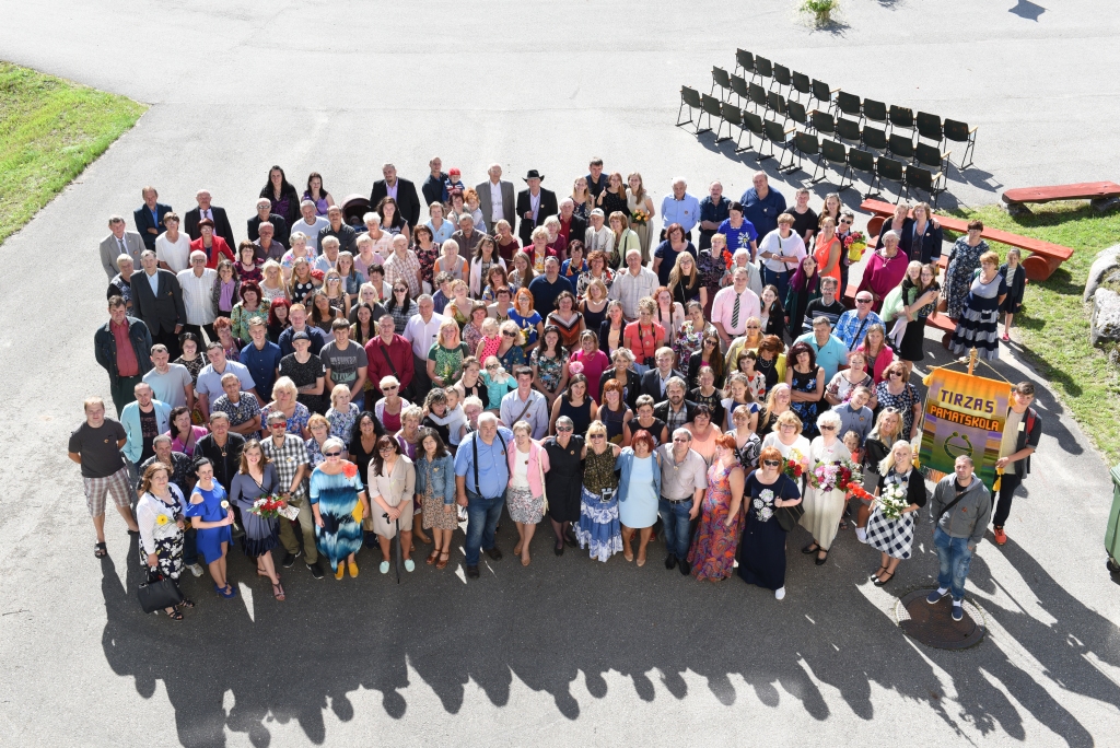 Aizvadītajās brīvdienās Tirzā piekto reizi pulcējās pasaules tirzmalieši. Bija ieradušies apmēram pustūkstotis savējo, kuri Tirzu atceras un piemin ar mīlestību kā vietu, kur jūtas droši un labi. “Bija sabraukuši mūsu cilvēki no Vācijas, Kanādas, Beļģijas, Anglijas, Igaunijas, Kurzemes. Vidzemes un Latgales... Šķita, ka pārstāvētas ir gandrīz visas Latvijas pilsētas. Tas ir redzams saieta dalībnieku reģistrā, bet diemžēl daudzi arī nereģistrējās. Tā jau ir tradīcija, ka katru reizi saiets sākas ar svētbrīdi Tirzas baznīcā. Savukārt pēc tam visi dodas pie svētavota, lai ar tā dzidro ūdeni nomazgātu pasaules putekļus,” stāsta Tirzas kultūras nama vadītāja un šī pasākuma galvenā organizatore Alda Alberte. Daudzveidīgajā programmā bija iekļauts arī Tirzas un Virānes skolu salidojums, kas notika Tirzas pamatskolā. Salidojumā reģistrējās vairāk nekā 180 bijušie pedagogi, darbinieki un audzēkņi (attēlā). Pirmo reizi bija iespēja tikties bijušajiem Virānes skolas audzēkņiem.
Autors: Vilnis Pļaviņš