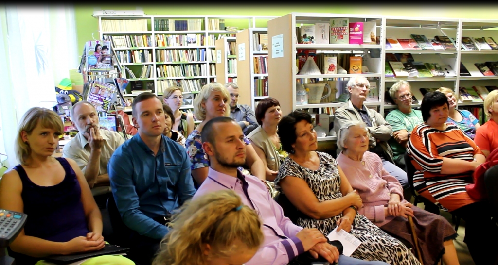 Starp viesiem bija arī dzejdare Agnese Līcīte (pirmā otrajā rindā no kreisās) un Maldoņu dzimtas atvase Dace Eihmane (trešā pirmajā rindā no kreisās). 	
Autors: no privātā arhīva