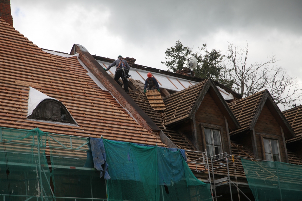 Daudziem bijusī skola, daudziem - tikai kultūrvēsturisks mantojums. Tomēr visiem Sarkanā pils asociējas ar Gulbeni un tās skaistumu. Pils ir nonākusi novada vēstures un mākslas muzeja paspārnē. Notiek remonts. Tātad ēka dzīvos. 					  
Autors: Gatis Bogdanovs 