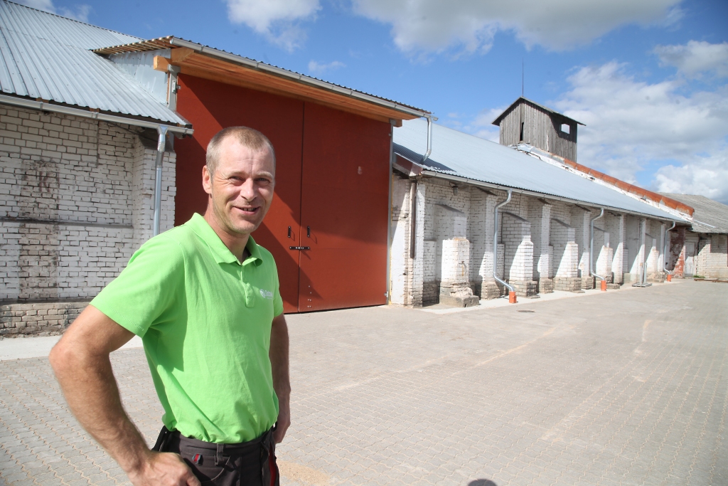 AS “Dobeles dzirnavnieks” darbinieks Uldis Ločmelis gaida pirmās graudu kravas atjaunotajā graudu uzglabāšanas šķūnī, kur ieklāts jauns bruģis un pārbūvēti vārti.
Autors:  Gatis Bogdanovs