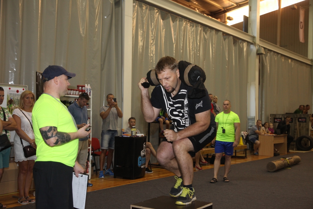 Dzintars Abakoks izmēģina savus spēkus, ar svaru uz pleciem kāpjot uz podesta 20 reizes. Tad trīs reizes ar visu podestu bija jāskrien uz citu vietu un atkal ar svaru uz pleciem jāuzkāpj 20 reizes.
Autors:  Gatis Bogdanovs