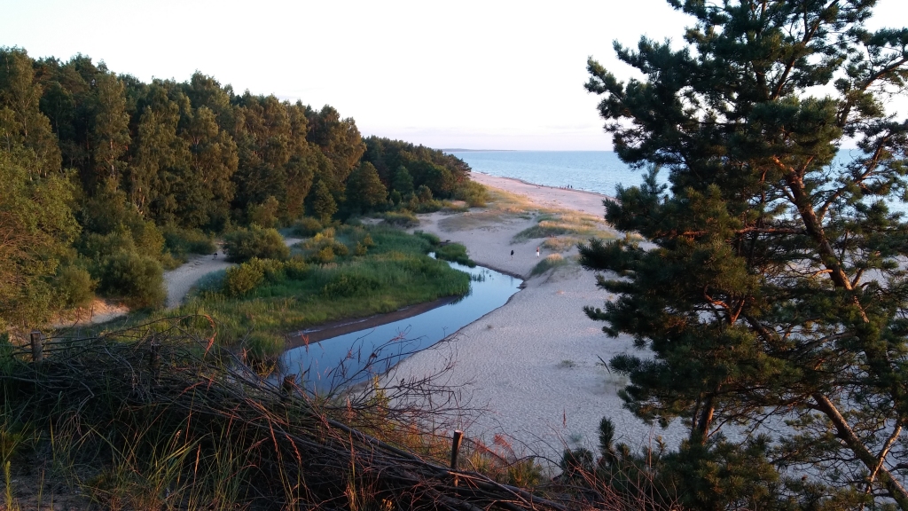 Baltā kāpa atrodas Inčupes labajā krastā, kur upe ietek jūrā. Upes gultne ir daudzreiz mainījusi savu vietu. Kāpa ir trausla, tāpēc to nostiprina ar zaru pinumiem. 
Autors: Pārsla Konrāde