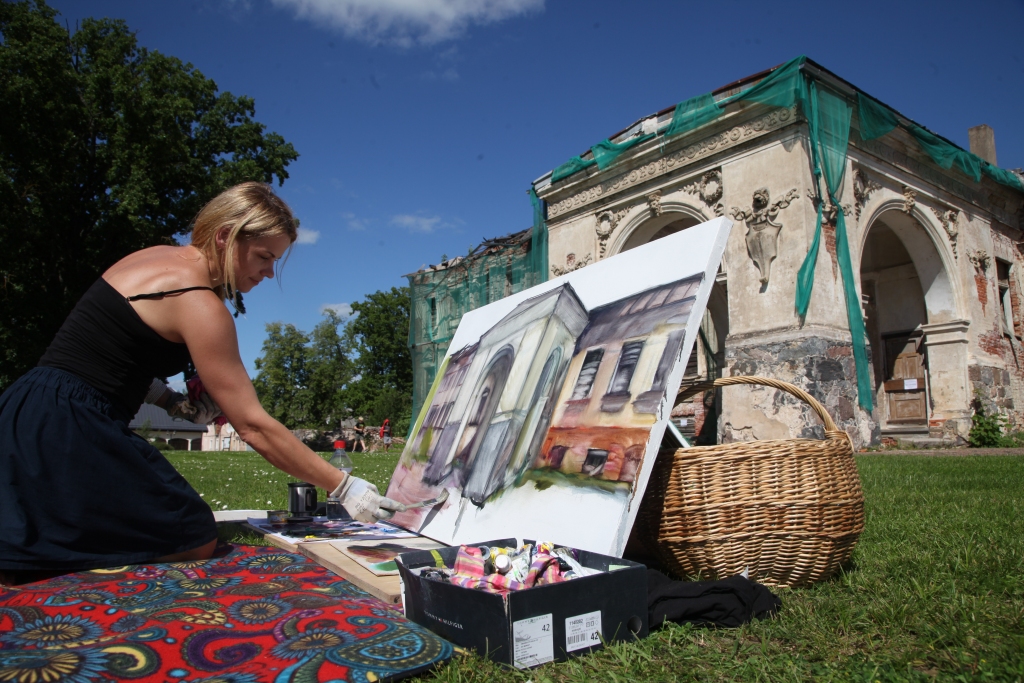 Izgleznot Gulbenes novadu. Tāda bija iecere mākslas plenēram, kas visu šo nedēļu pulcēja tos, kam patīk gleznot. “Šis plenērs bija īpašs, jo tajā varēja piedalīties ikviens – gan profesionāls mākslinieks, gan amatieris, gan arī tie, kas vēlas apgūt prasmi gleznot,” uzsver māksliniece Ilvija Juškeviča. Viņa pulcēja interesentus pirmajā plenērā, kuram turpinājums būs nākamvasar.  Tas nozīmē, ka gleznošana dabā kļūs par tradīciju, kas katru reizi atdzims citā pagastā. Lai gan Ilvijai kā plenēra organizatorei bija daudz pienākumu, viņa arī mācīja iesācējus “Plenēra skoliņā” un kopā ar visiem gleznoja. Šodien no pulksten 17.00 līdz 20.00 plenēra laikā tapušās gleznas var aplūkot izstādē, kas iekārtota reklāmas darbnīcas “Kopa” teritorijā.	
Autors: Gatis Bogdanovs