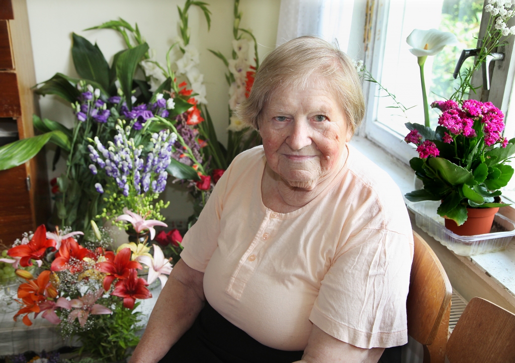 Starp puķēm, mīļu radu lokā un bijušo skolēnu mīlestībā – tā pensionētā skolotāja Skaidra Sarkane moži un gaiši ir nosvinējusi 90 gadu jubileju.
Autors: Gatis Bogdanovs