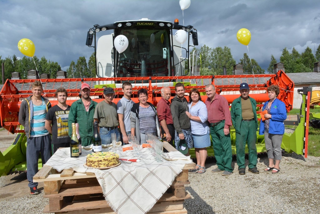 Kombains – kā darbabiedrs un palīgs. Lizumā pagājušās nedēļas nogalē SIA “Brīvzemnieki” strādājošie sapulcējās, lai kopā dalītos priekā par jauno lauksaimniecības tehnikas vienību. 	
Autors: Oskars Žižins