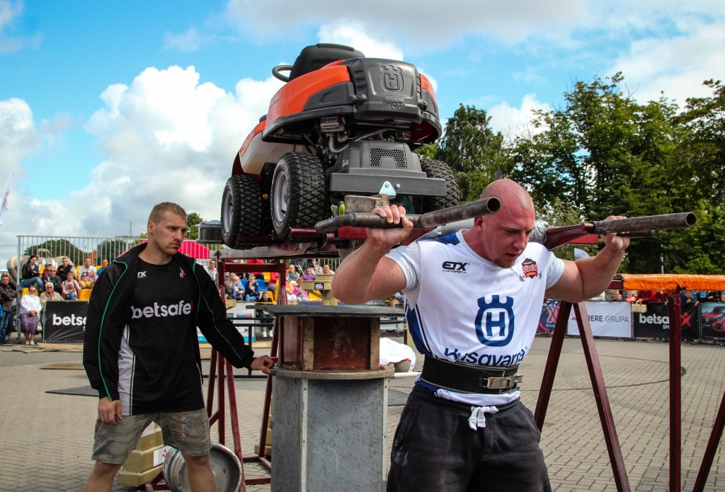 Ļoti labs sniegums Uldim Ķiplokam bija pietupienos ar raideru.  
Autors: www.stiprinieki.lv