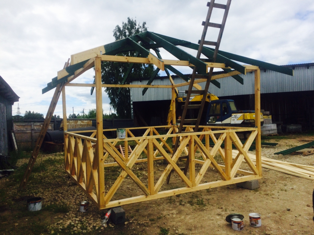 Kārtenes skatu torņa pirmā platforma atradīsies vairāk nekā divus metrus virs zemes un būs pieejama cilvēkiem ratiņkrēslos, ģimenēm ar bērnu ratiņiem un personām, kurām kustību traucējumu dēļ ir vieglāk iet pa līdzenu virsmu, nekā kāpt pa kāpnēm. Speciālais uzbraucamais celiņš tiek būvēts atbilstoši Eiropas direktīvām piecu grādu leņķī ar atbilstoša augstuma rokturi. No pirmās platformas pavērsies skats uz Pinteļu (Lisas) ezeru un mežiem klāto Kārtenes pilskalna pakalnu, būs arī informatīvais stends.
Autors: no privātā arhīva