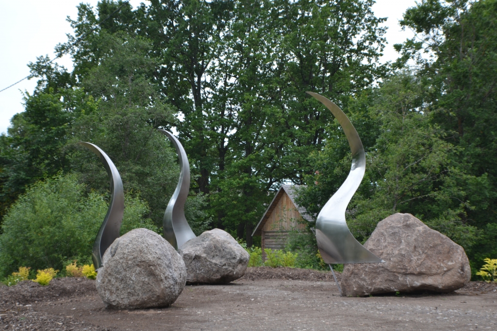 Pavisam nesen Lejasciemā Tirzas upes karstā pie Pienotavas kalna tika atklāts jauns vides objekts – Lejasciema dižakmeņu gulbji. 	
Autors:  no personiskā arhīva