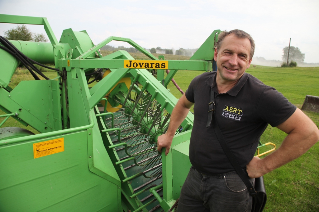 Gatis Cimdiņš, kurš upenes vāc ar speciālu ogu novācamo kombainu, skeptiski raugās uz upeņu biznesu, jo ražu ir problemātiski pārdot.	
Autors:  Gatis Bogdanovs