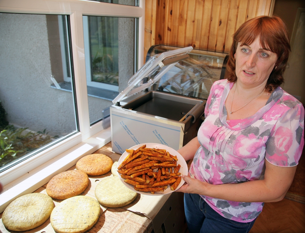 Ineta Dambrova stāsta, ka nesen sākta arī pikanto siera standziņu ražošana.	
Autors:  Gatis Bogdanovs