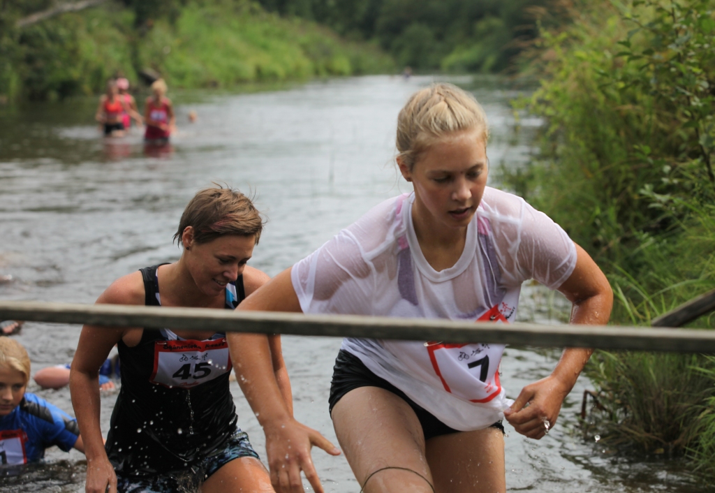 Lejasciemiete Ērika Jermacāne (no labās) triatlonā S-1 jauniešu grupā izcīnīja otro vietu, visas trīs sacensību disciplīnas veicot 30 minūtēs un 2 sekundēs.
Autors: Gatis Bogdanovs