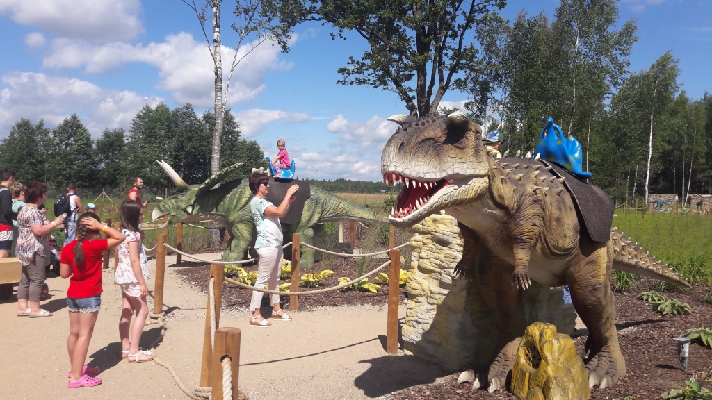 Ejot pa dinozauru taku, sastapsiet apmēram trīsdesmit dinozaurus. Uz dažiem bērni var arī uzrāpties un nobildēties.  
Autors: Pārsla Konrāde