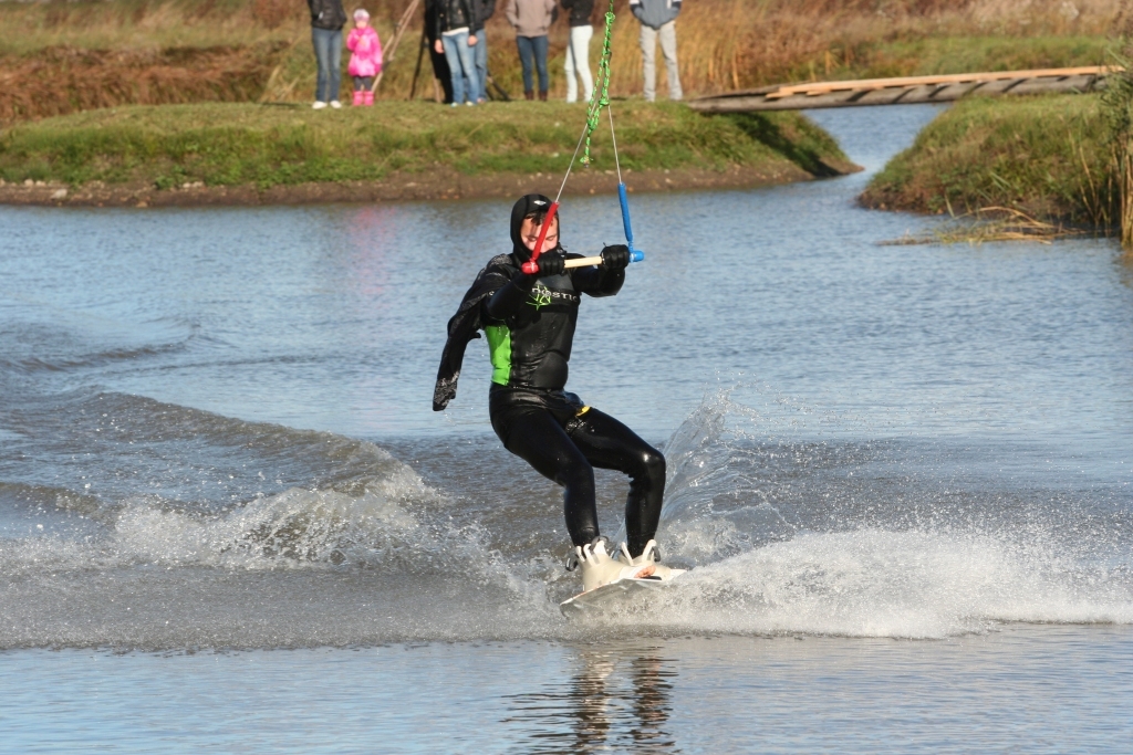 Piemājas saimniecībā “Kalnāres” ikvienam ir iespēja izmēģināt ūdens atrakciju – kabeļveikbordu, turklāt to var darīt arī ziemā, ja ir sniegs.
