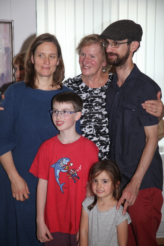 Novadniece Ilze Bertrāna kopā ar vīru Luisu, meitu Selmu, dēlu Matiasu un savu mammu Rasmu Melbiksi, viesojoties Gulbenes novada vēstures un mākslas muzejā gleznotājas Ilonas Brektes izstādes atklāšanā. 
Autors: Gatis Bogdanovs