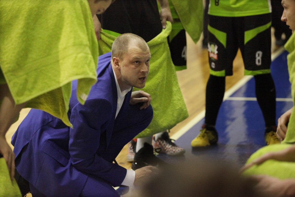 Basketbola komandas “Buki/BJSS” trenerim Artūram Brūniņam nav viegli izturēt gan sabiedrības spiedienu, gan vietējo sporta funkcionāru “uzbraucienus”.  Šobrīd nav skaidrs, ko tieši vēlas gulbenieši.  Vajag komandu izaugsmei vai ātriem rezultātiem?  
Autors: no “Dzirksteles” arhīva