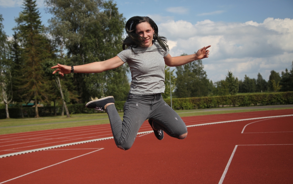 Ģimnāziste Aivita Lasmane izvēlējusies studēt Latvijas Sporta pedagoģijas akadēmijā. Viņa būs sporta trenere. Iekļuvusi budžeta grupā. “Mani jau kopš pamatskolas laikiem ir aizrāvis sports un arī padevies. Skola laikā pievērsos arī skriešanai. Labprāt piedalījos maratonos, tāpēc arī tāda izvēle,” saka Aivita. Viņai esot dīvaina sajūta, ka pavisam drīz būs jādodas nevis uz ģimnāziju, kā bija ierasts, bet pavisam uz citu skolu. “Neliels satraukums ir,” atzīst jauniete.
Autors: Gatis Bogdanovs