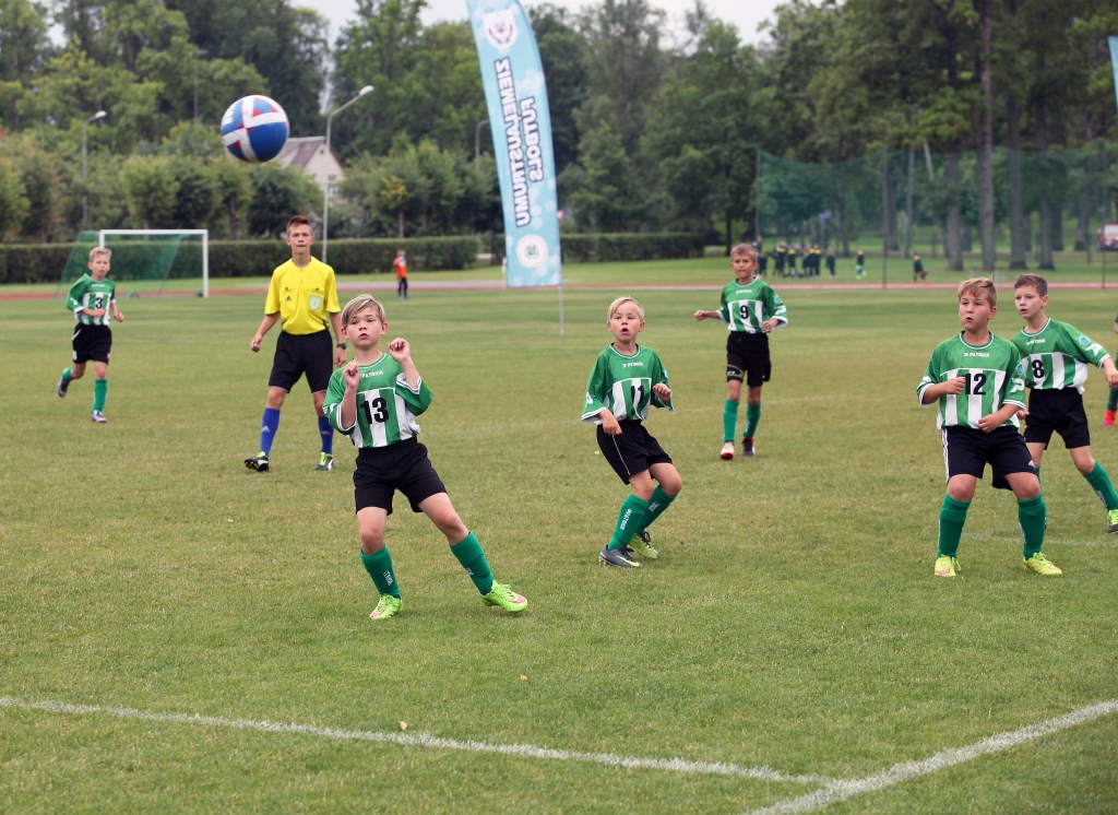 Gulbenes BJSS U9 grupas futbolisti cīnās ar FS “Metta/Rīga”. Sākumā aktīvāki bija mūsējie, bet beigās tomēr zaudējums.  
Autors:  Gatis Bogdanovs