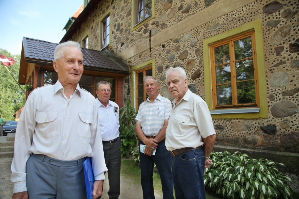“Es esmu Rankas skolas 1951.gada absolvents. Satiekoties atceramies labos skolas gadus, parunājam, kā šodien katram veicas,” stāsta Ilmārs Zīlītis (no kreisās).  
Autors: Gatis Bogdanovs