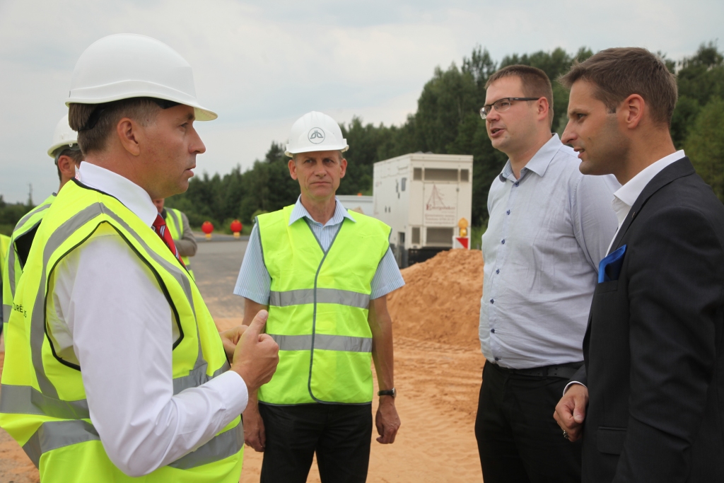 Tiekoties ar Gulbenes novada domes priekšsēdētāja vietnieku Mārtiņu Bogdanu (no labās), Attīstības un projektu nodaļas vadītāju Jāni Barinski un VAS “Latvjas valsts ceļi” Vidzemes reģiona Gulbenes nodaļas vadītāju Laimoni Aumeisteru, satiksmes ministrs Uldis Augulis apstiprināja, ka nākamgad uzsāks autoceļa Gulbene – Balvi – Viļaka rekonstrukciju. 	
Autors:  Gatis Bogdanovs