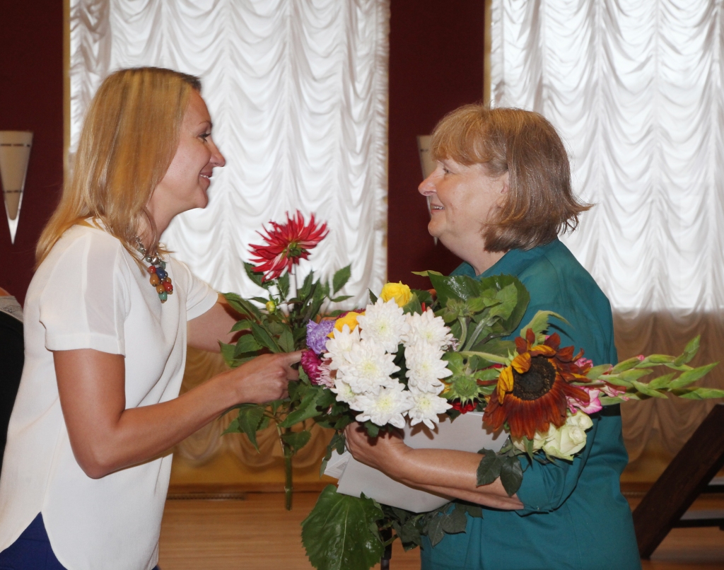 Skolotājas Simona Sniķe (no kreisās) un Ināra Ločmele sveic viena otru, vēlot panākumus un veiksmīgu jauno mācību gadu.  
Autors: Gatis Bogdanovs