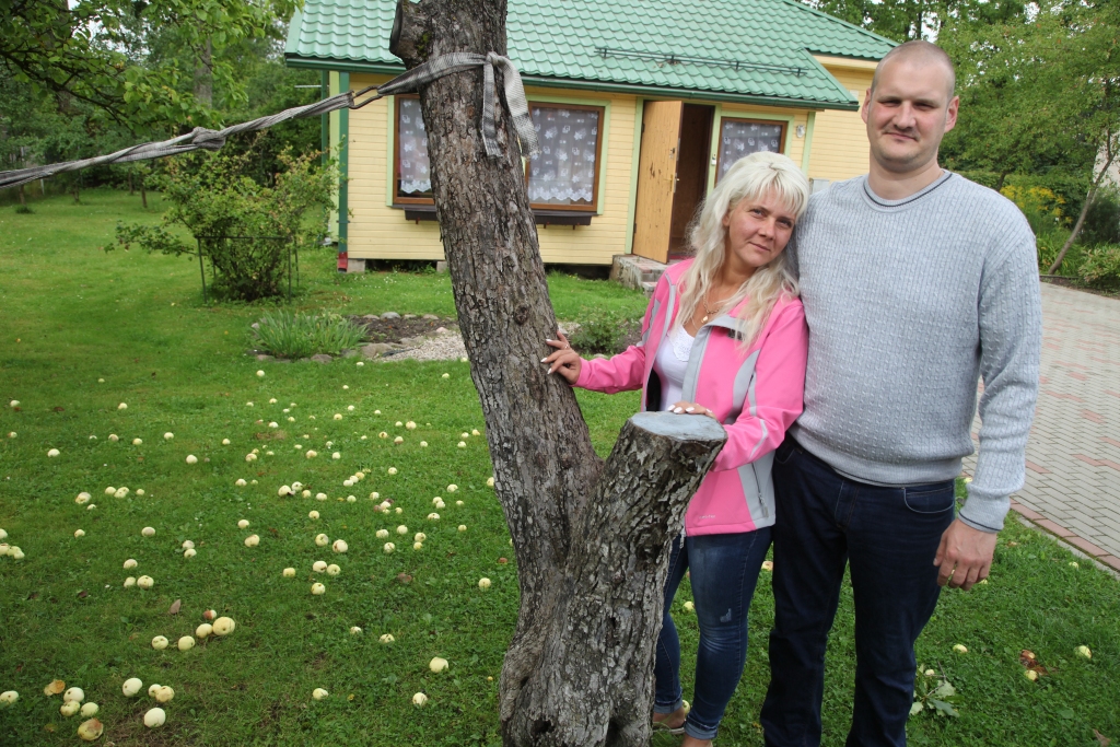 Novadnieki Agnese un Artūrs Emulovi katru gadu atbrauc uz Latviju, lai satiktos ar saviem vecākiem un radiniekiem. Arī šovasar viņi ciemojās Latvijā, bet jau rīt atgriezīsies Anglijā.  
Autors: Gatis Bogdanovs