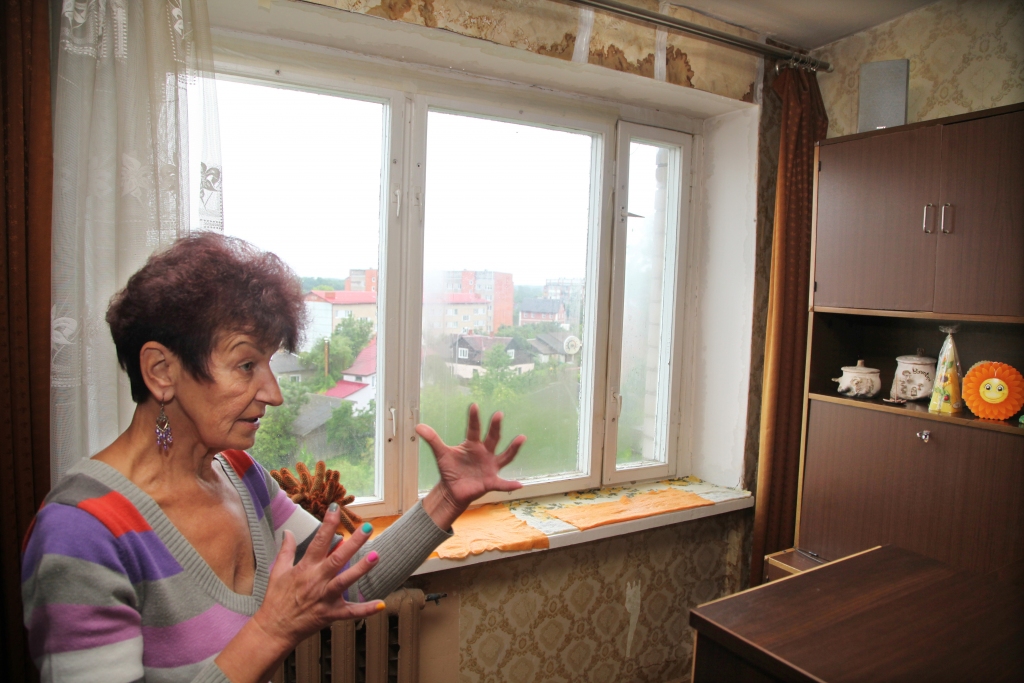 Izmisusi un bezpalīdzīga joprojām ir Maija Romanovska, kura dzīvo 5.stāvā Skolas ielā 5/7. Viņas dzīvoklis lietavu dēļ pamatīgi cietis. 	
Autors:  Gatis Bogdanovs