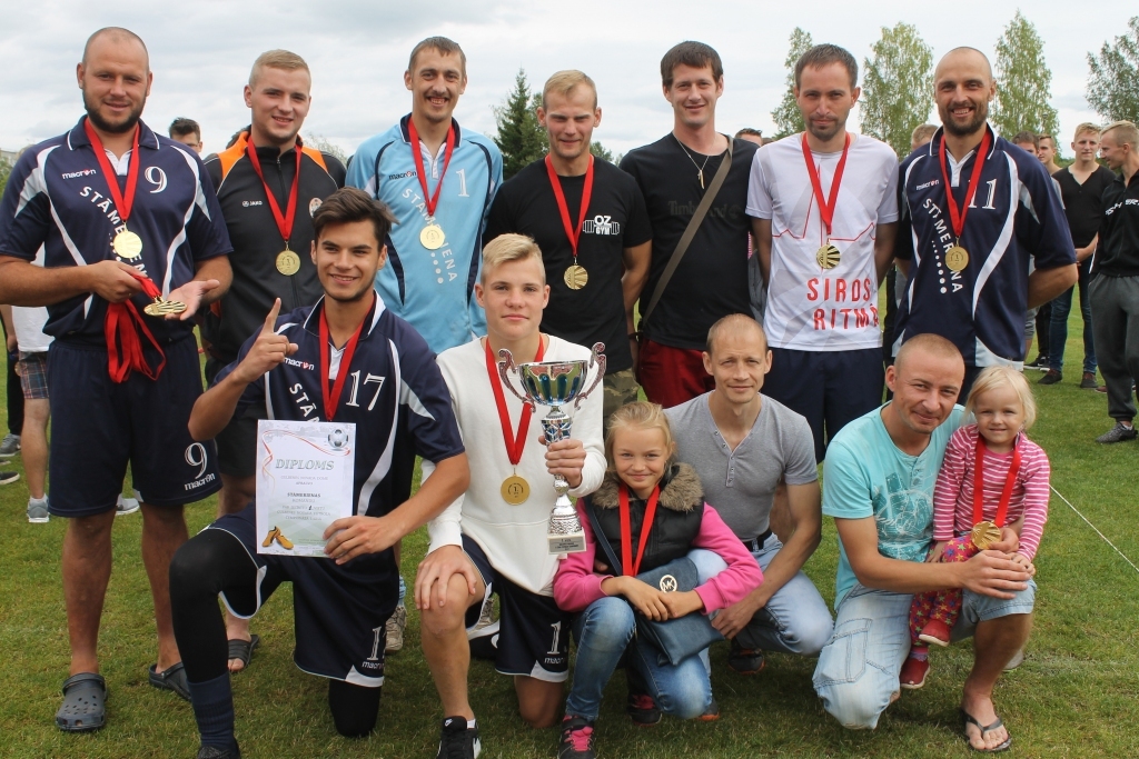 Pirmās līgas uzvarētāji – Stāmerienas komanda, kurā spēlēja R.Šķenders, J.Timenieks, M.Kozlovskis, R.Šolins, R.Timenieks, A.Timenieks, R.Deksnis, A.Tašiņš, D.Tašiņš, D.Poļaks, M.Aņisimovs, J.Lapss, A.Zelčs, G.Bērziņš, A.Brezinskis un V.Svetlovs.
Autors: no personiskā arhīva