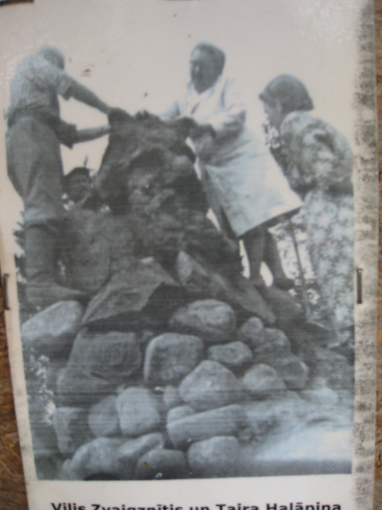 Vilis Zvaigznītis un ķeramiķe Taira Holāpina veido “Gosupes velnu”.