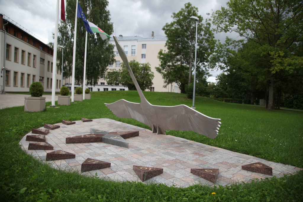 Saules pulkstenis pie Gulbenes novada valsts ģimnāzijas ir viens no vides objektiem akcijā “100 gulbji Latvijas simtgadei”. 
Autors: Gatis Bogdanovs