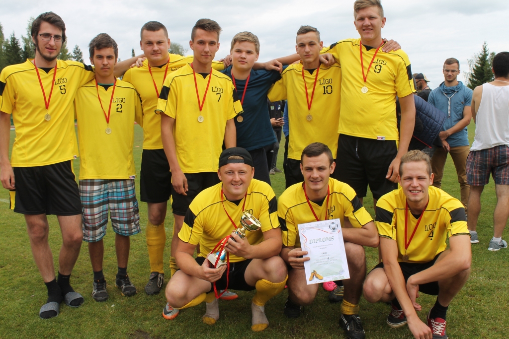 Otrās līgas uzvarētāji - Līgo komanda, kurā spēlēja R.Stepanovs, A.Stepanovs, S.Babauskis, J.Skangalis, M.Skangalis, K.Zondaks, I.Jurčiks, O.Lietavietis, R.Rudzītis, A.Grava, A.Lustiks, M.Krūmiņš, E.Poišs, J.Sirmais un D.Jurčiks.
Autors: no personiskā arhīva