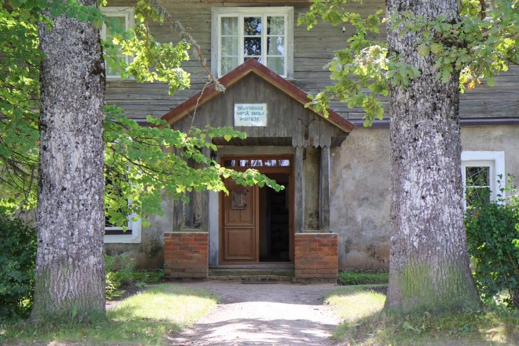 Eiropas kultūras mantojuma dienām veltīti pasākumi norisināsies Druvienas pagastā. Druvienas vecajā skolā notiks mākslinieku plenērs “Druvienas pļavu un silu klusais skaistums Jūlija Straumes paklāju rakstos”
Autors: Līga Āpša (no arhīva)