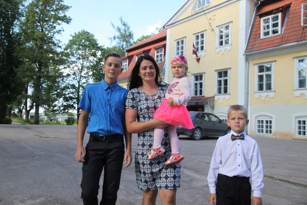 Zinību diena ir klāt! Atkalredzēšanās prieks ar klasesbiedriem, skolasbiedriem, kā arī satraukums un neziņa – tā ir vien neliela daļa no emocijām, ko piedzīvo gan skolēni, gan viņu vecāki 1.septembrī. Beļaviešu Berkoldu ģimenei šis mācību gads sācies ar lielām pārmaiņām, jo K.Valdemāra pamatskola, kurā par sporta skolotāju strādāja Līga Berkolde un kurā mācījās arī viņas dēls Rihards, šo mācību gadu uzsāk jau kā sākumskola. Līga atzīst, ka K.Valdemāra skola ir laba skola, ir labs pedagogu kolektīvs, tāpēc ir skumīgi, ka darba cēliens šajā skolā viņai un dēlam Rihardam ir beidzies. Tagad Līga strādā par sporta skolotāju Gulbenes 2.vidusskolā un abi dēli Rihards un Raivo arī uzsāk mācības šajā skolā, savukārt mazulīte Rebeka gan dosies uz pirmsskolas grupu Beļavā. 	
Autors: Gatis Bogdanovs