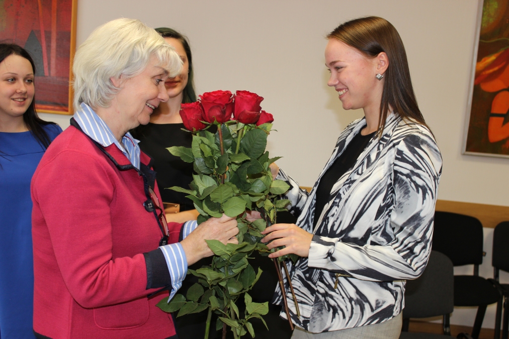 Aiva Kozlovska saņems stipendiju no “Lauvu kluba”, lai studētu Vidzemes Augstskolā mediju zinības un žurnālistiku. Par to viņa pateicas Mihaelai Flūgai.
Autors: no personīgā albūma