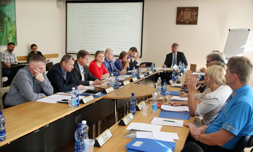 Ko darīt? Deputāte Ilze Mezīte uzskata, ka nevar Beļavā paaugstināt centrālapkures tarifu līdz reālajām izmaksām, jo cilvēki nav maksātspējīgi. Viņa piedāvā maksāt kaut kādu “vidējo” cenu. Tātad pašvaldībai jādotē? Gulbenieši noteikti būs pret, jo maksā reālo cenu. Ar ko viņi sliktāki? Turklāt nav izslēgts, ka arī pilsētā drīz tiks palielināts siltuma tarifs. 	
Autors: Gatis Bogdanovs