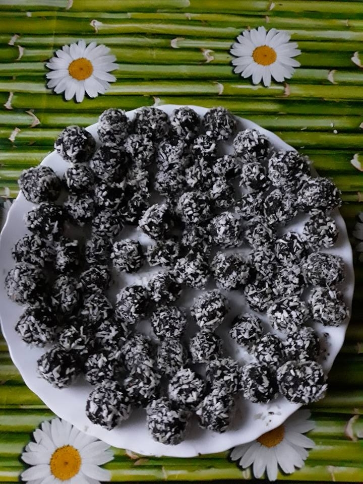 Tādas izskatās paštaisītas ceļmallapu konfektes ar kokosriekstu skaidiņām.
Autors: Līga Tuļķe