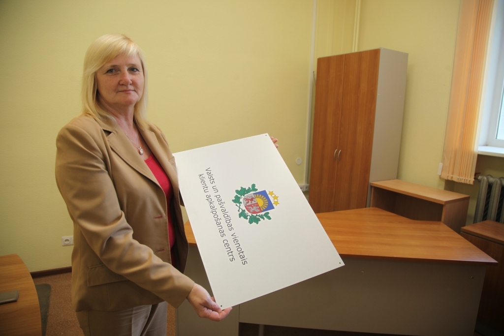 Jaunajā Gulbenes novada vienotajā klientu apkalpošanas centrā klientus gaida vecākā klientu apkalpošanas speciāliste Mētra Buliņa. 	
