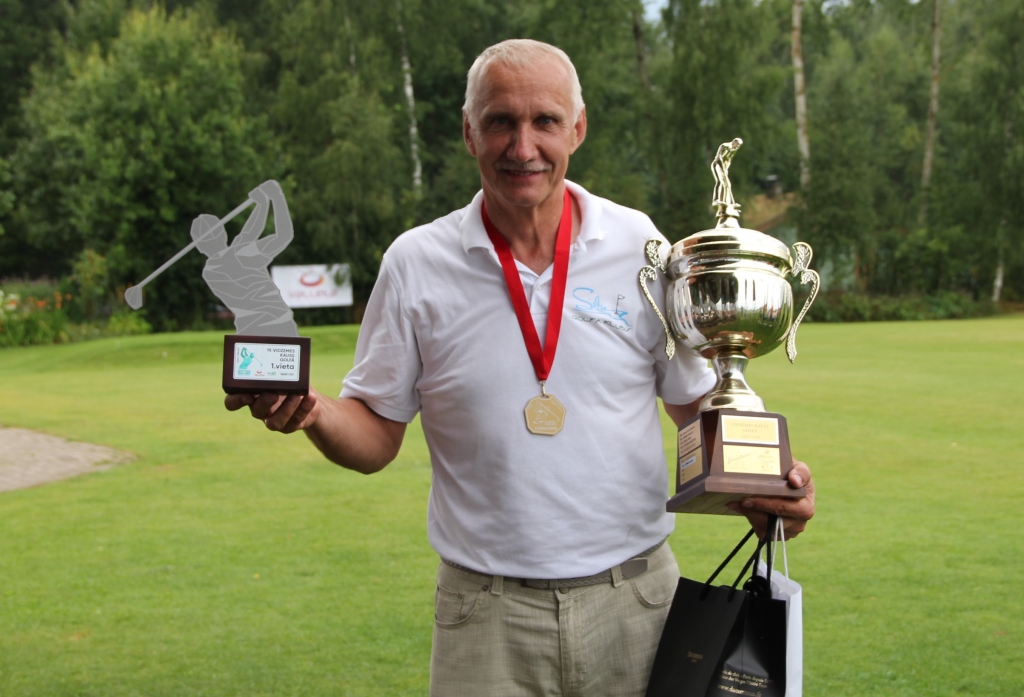 Aldis Strads pēc uzvaras “Vidzemes kausā” un sava golfera mūžā pirmā “Hole in One”. 

Autors:  no personiskā albuma