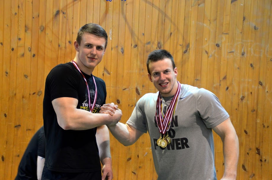 Sirsnīga brāļu mīlestība valda starp Elvi un Helviju Kamšiem. Pērn Ozolkalnā norisinājās spēka trīscīņas sacensības. Abi brāļi varēja lepoties ar sasniegto un mēroties medaļām.      
Autors:  Jānis Skopāns