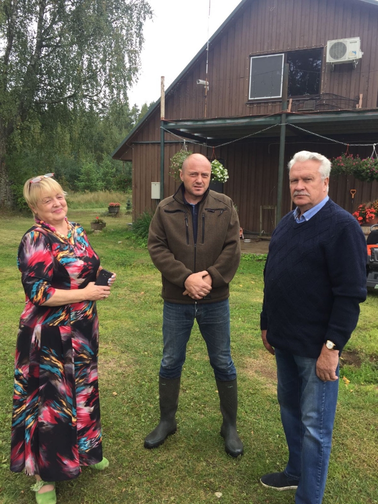 Ministrs Jānis Dūklavs (no labās) un Ziemeļaustrumu reģionālās lauksaimniecības pārvaldes vadītāja Saulcerīte Indričeva iepazīstas ar Jurija Prokofjeva saimniecību, kas cietusi lietavu laikā.                    
Autors: Andris Vējiņš