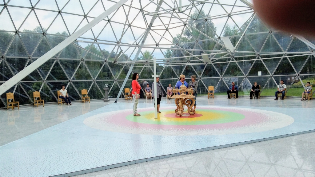 Kupolā un piramīdas iekšienē sajūtas ir sirreālas. Īpašā akustika iedarbojas ne tikai uz dzirdi, bet, šķiet, arī uz visu ķermeni. 
Autors: Pārsla Konrāde