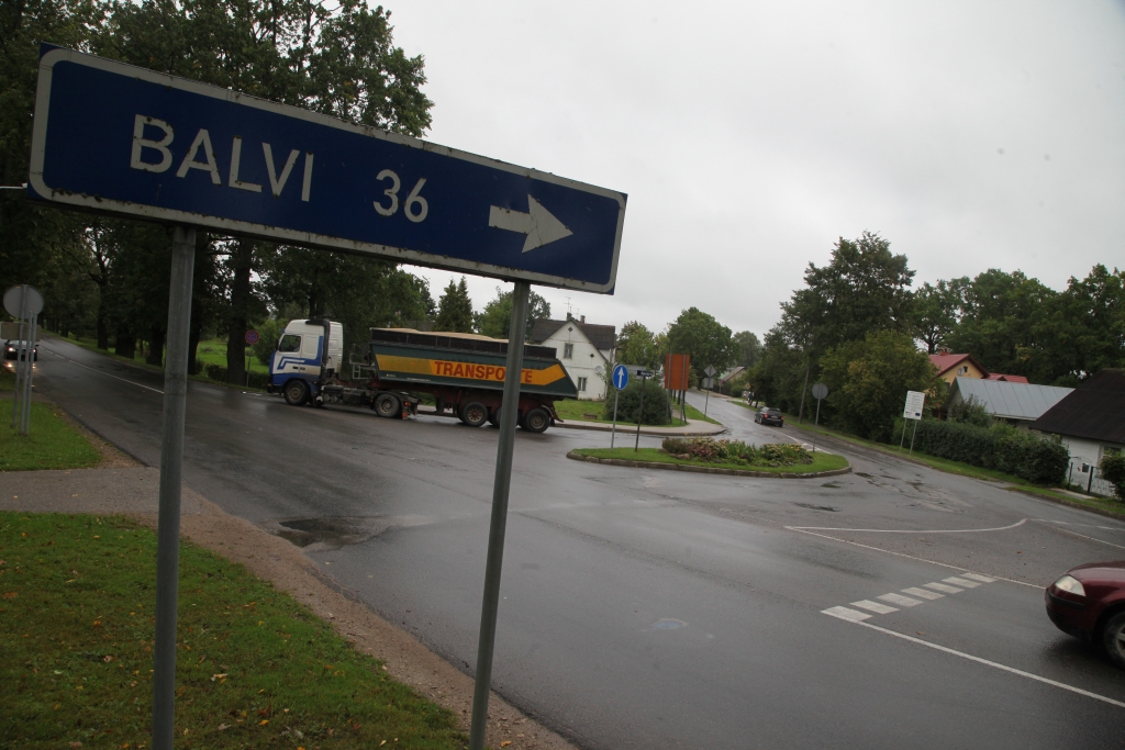 Vajag vai nevajag šajā vietā? Vairums autovadītāju uzskata, ka drīzāk tomēr derētu vēl viens rotācijas aplis uz Brīvības ielas Gulbenē. Tomēr ir arī tādi, kam šī ideja liekas muļķīga. Esot tikai jāseko zīmēm un jāievēro ceļu satiksmes noteikumi.                                                                                                                        
Autors: Gatis Bogdanovs