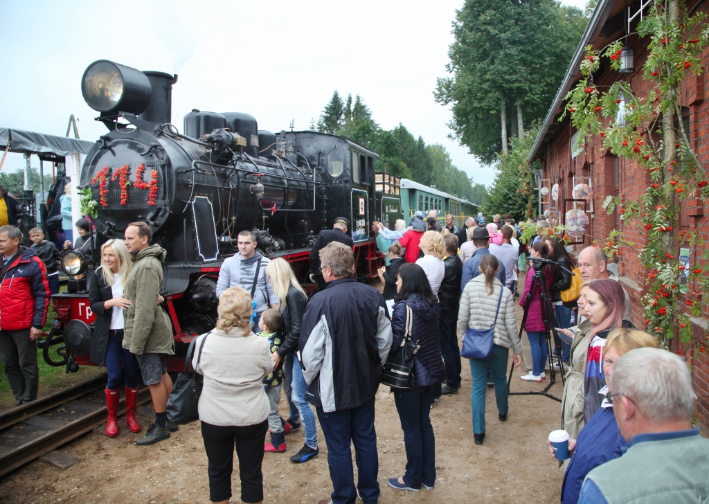 Ja no “Ferdinanda” dabū “pa aci” - tas uz laimi! Tik skaisti par sodrēju, kas saņemts dāvanā no tvaika lokomotīves, mēdz jokot dzelzceļnieki. Bānīša svētkos, protams, galvenais gaviļnieks un vaininieks ir šaursliežu vilciens – tvaika lokomotīve un tās vilktie vagoni ar pasažieriem. Ikviens svētkos grib kopbildi ar “Ferdinandu”.    
Autors: Gatis Bogdanovs