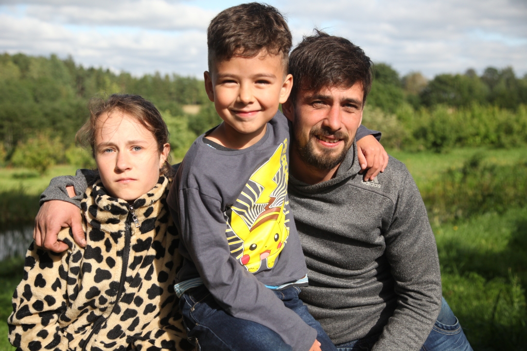 Latvijā jau vairākus gadus oficiāli septembra otrajā svētdienā svin Tēva dienu, tā godinot tēva nozīmīgo lomu kā ģimenē, tā arī sabiedrībā. Tēva dienas priekšvakarā “Dzirkstele” ciemojās pie rancēnieša Valda Brenča, kurš viens pats audzina 11 gadus veco meitu Kristu un 7 gadus veco dēlu Miku. Valdis Tēva dienu īpaši nesvin, tomēr tajā pašā laikā uzsver - ja jau tiek svinēta Mātes diena, tad kāpēc gan lai nebūtu Tēva dienas. “Esmu nosacīti stingrais tētis,” sevi raksturo Valdis un piebilst, ka tas ir brīnišķīgi, ka viņam ir gan meita, gan dēls, kuri, savukārt, ļoti lepojas ar savu tēti.                                                                                                  
Autors: Gatis Bogdanovs   