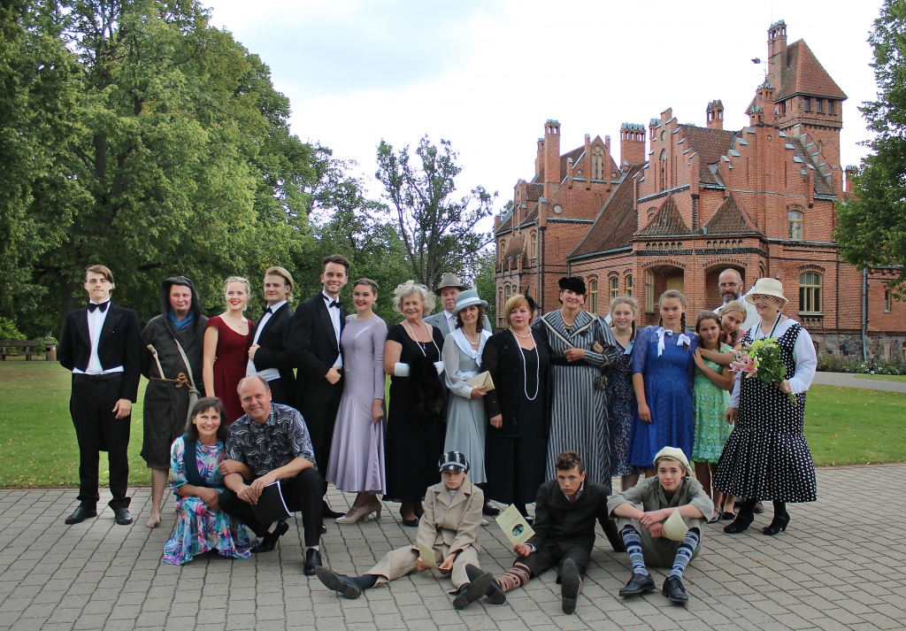 Tirzas kultūras nama amatierteātra “Mūžam tavs” un jauniešu studijas “Miljons” dalībnieki pēc izrādes pie Jaunmoku pils. 
Autors:  no personiskā arhīva