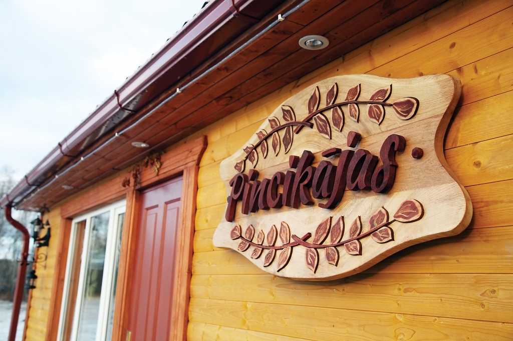 “Pincikājas” atrodas gleznainā vietā Sudala ezera krastā un piedāvā pirts rituālu. 