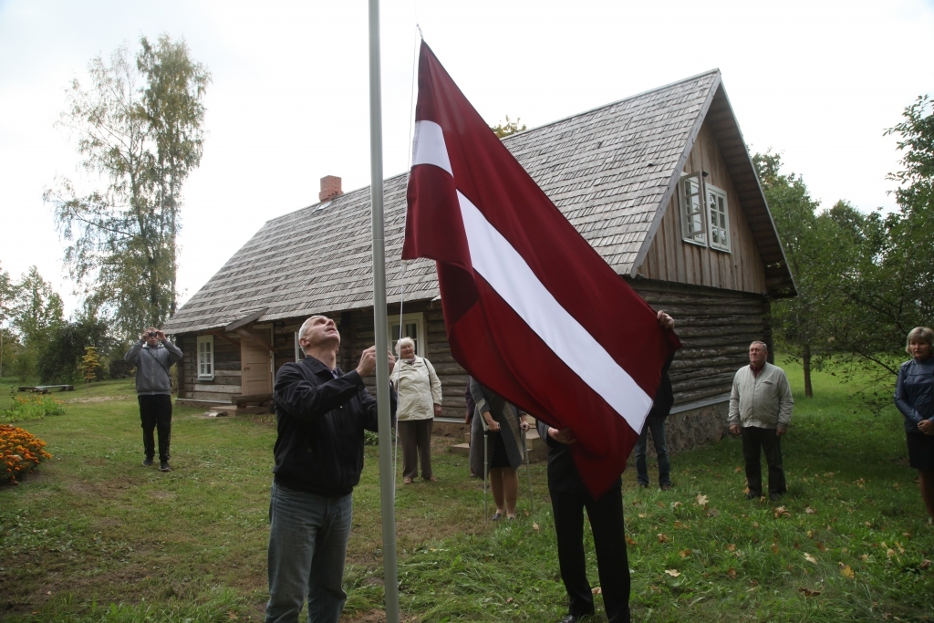Apsīšu Jēkaba mājas “Kalaņģi” kļuvušas par tikšanās vietu gan lizumniešiem, gan viesiem, kur uzzināt interesantus stāstus ne tikai par Apsīšu Jēkabu, bet arī par citiem novadniekiem. “Kalaņģiem” ir pašiem savs masts, kurā karogs tiek pacelts īpašajās reizēs.      
Autors: no Dzirksteles arhīva