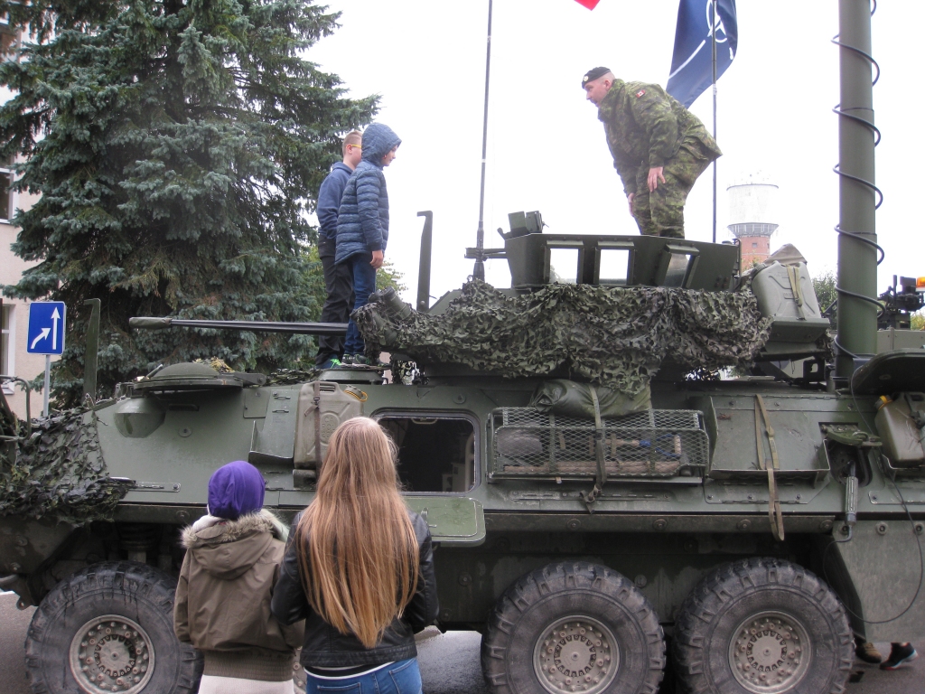 NATO kaujas tehnika bija pašu mazāko izstādes apmeklētāju lielās intereses objekts.
Autors: Diāna Odumiņa
